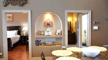 Escritorio, tabla de planchar con plancha, wifi y ropa de cama