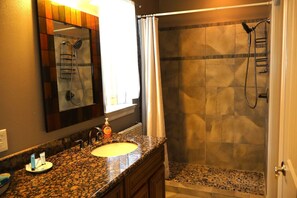 Ensemble douche/baignoire, sèche-cheveux