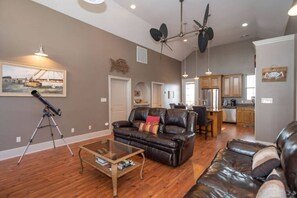 TV - East Camptons-Lakehouse And Pool (New Orleans)