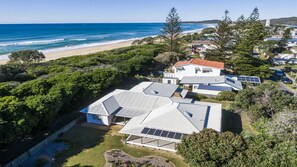 Una zona residenziale con case, una spiaggia e un cielo sereno.