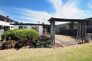 Property grounds - airconditioner,coonara,sunroom,bbq,cosy,pets,boats,jetski (Tootgarook)