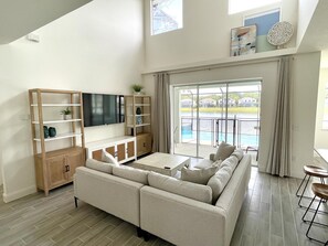 TV - Disney Executive Pool/Spa Home with Water View in Gated Community (Kissimmee)