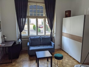 Televisión y oficina 