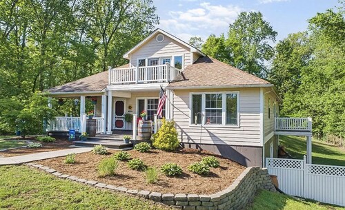 3+ acre Home: Pool Table, Putt-Putt, 4 miles to Downtown and SEMO, Summer Pool