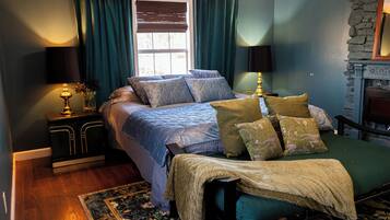 2 dormitorios, escritorio, tabla de planchar con plancha y cuna de viaje