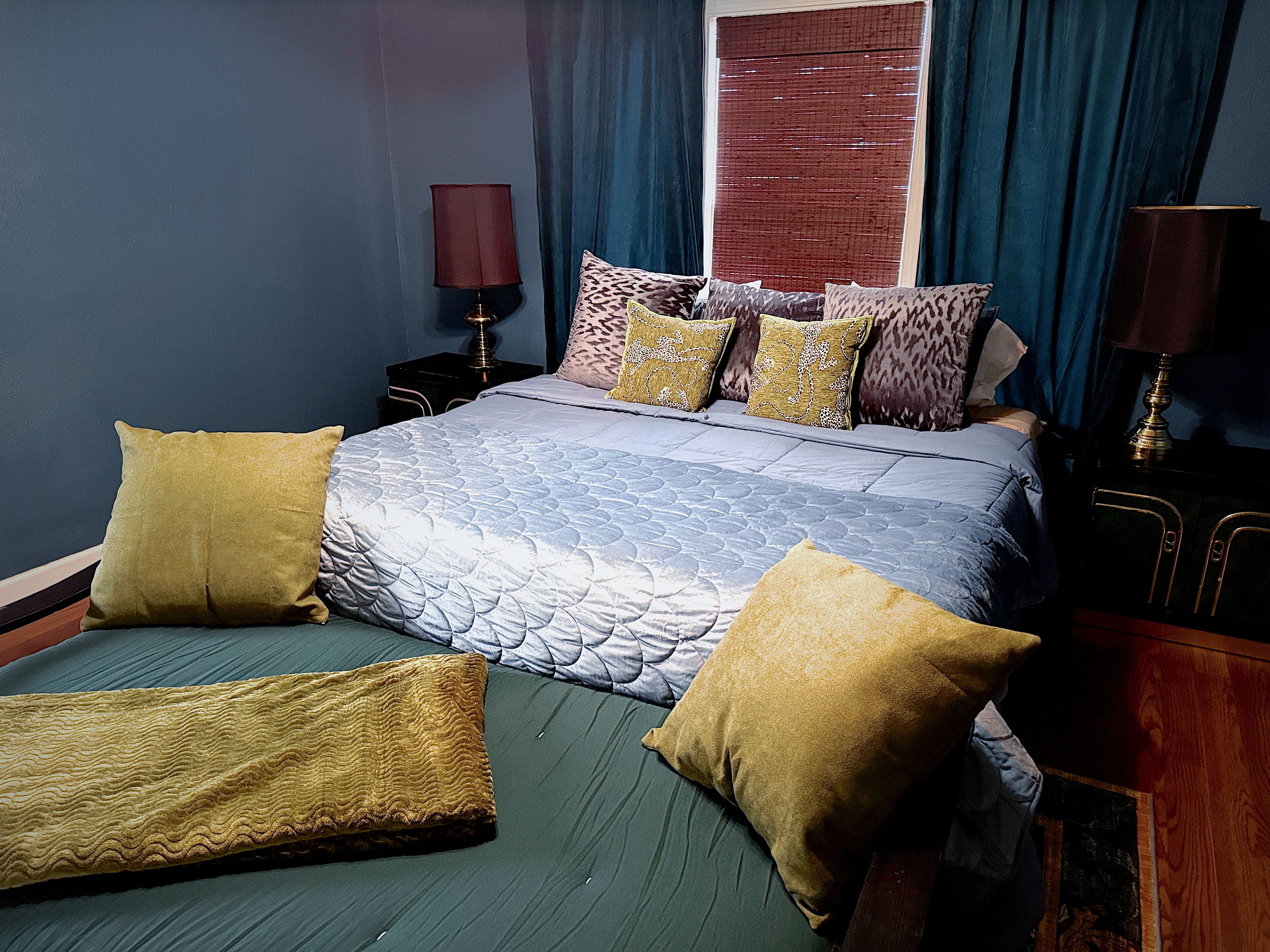 2 bedrooms, desk, iron/ironing board, WiFi (free)