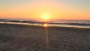A beach scene with the sun setting over the ocean. - Renovated Beach Villa 14F: Gated Community near Golf and Bike Trails (Hilton Head Island)