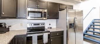 ⭐️ Modern Downtown loft | 2 BD/3 BA + Balcony