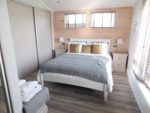 2 habitaciones, tabla de planchar con plancha y ropa de cama 