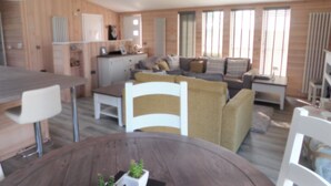 A modern interior with a dining area, sofa set, and kitchen. - Spacious 2-bed Lodge in Bury Saint Edmunds (Bury St Edmunds)