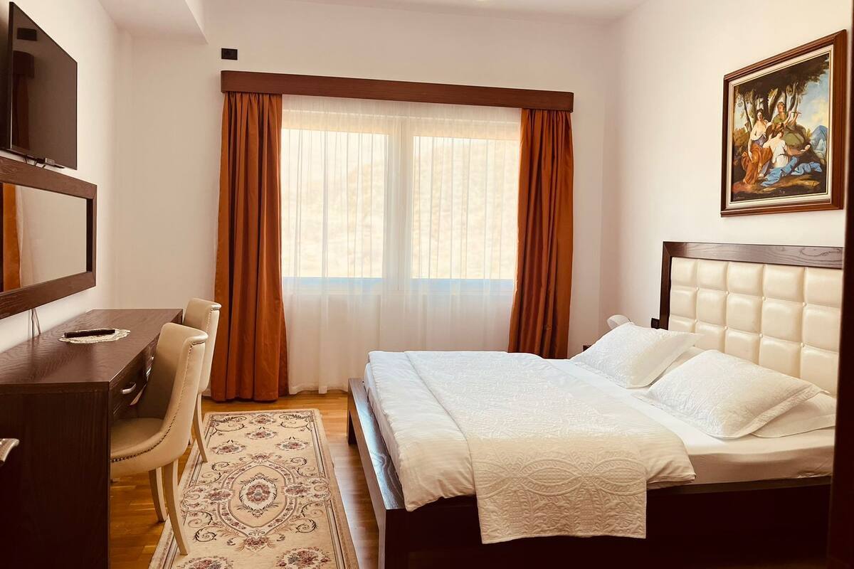 1 habitación, cubrecamas, escritorio y espacio para trabajar con laptop