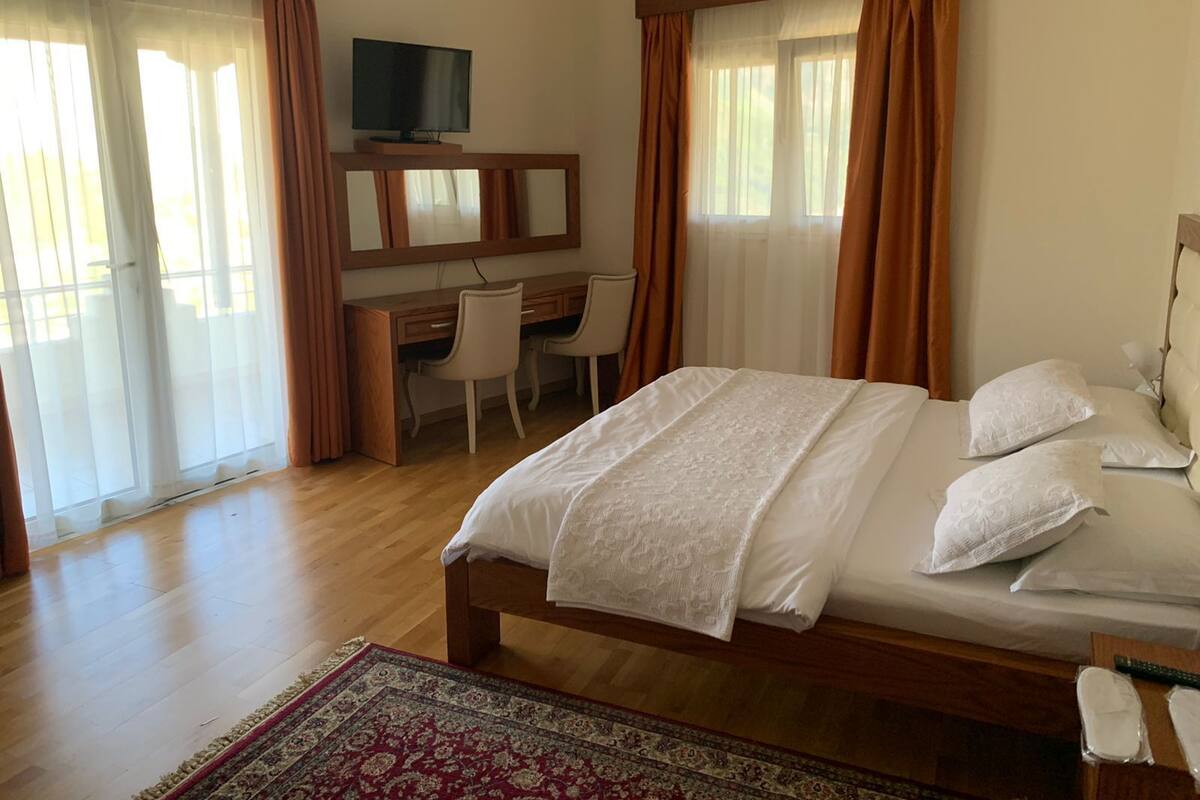 Standard Suite | Down comforters, desk, laptop workspace, blackout drapes