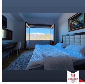 Suite estándar | Edredones de plumas, escritorio, espacio para trabajar con un portátil