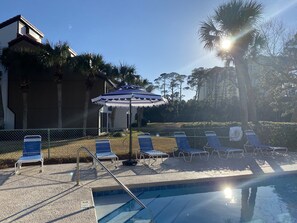 Een buitenzwembad en een verwarmd zwembad