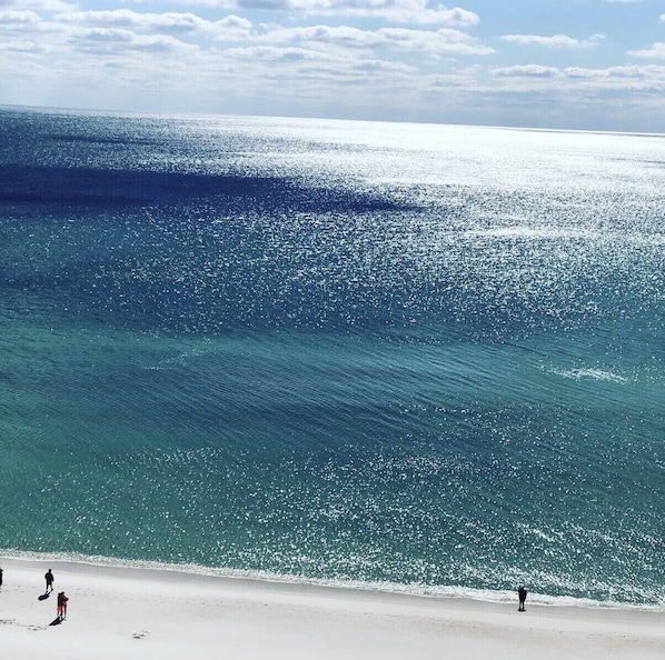 Vlak bij het strand, ligstoelen, strandlakens
