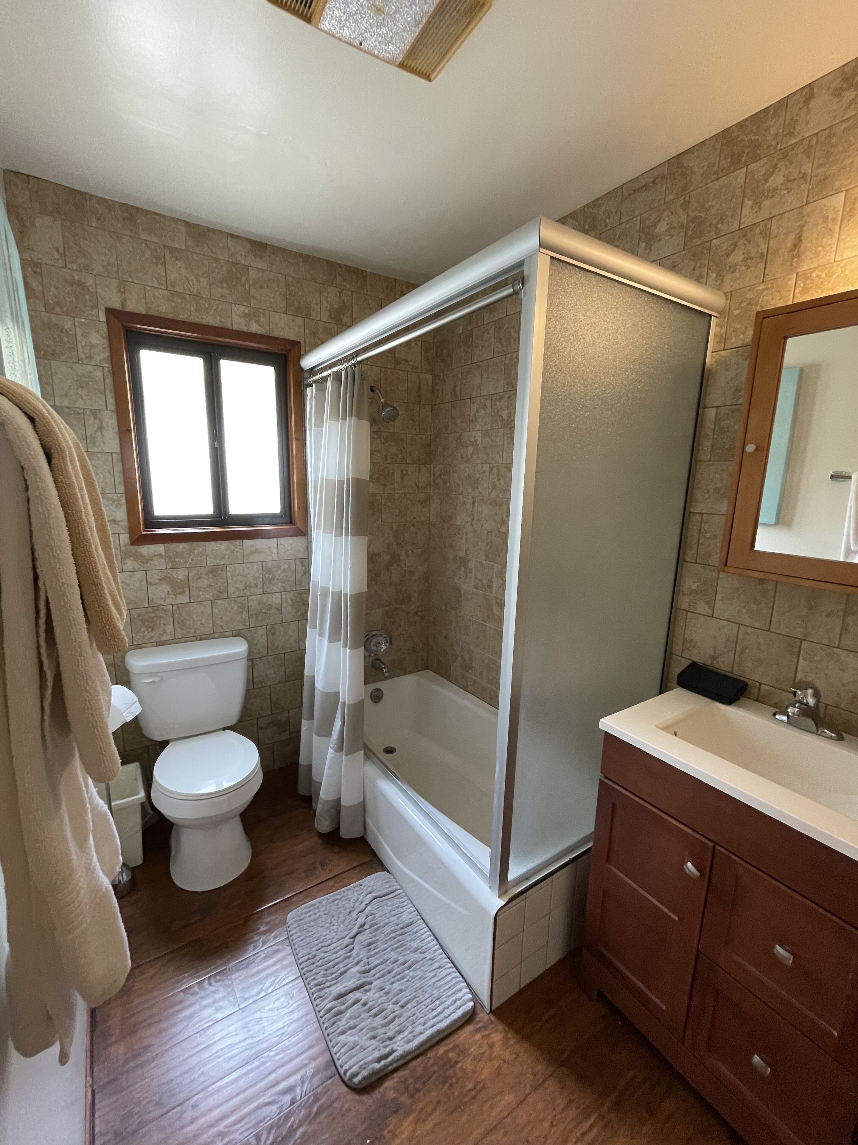 Ensemble douche/baignoire, sèche-cheveux, serviettes fournies
