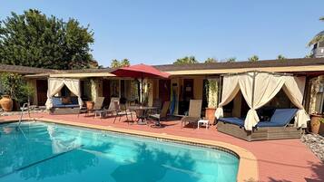 Alberca al aire libre y alberca climatizada