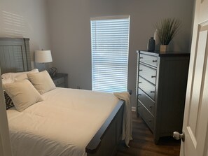 2 bedrooms, iron/ironing board, WiFi, bed sheets - Center of Madison , Near bridge street , Dublin Park (Madison)