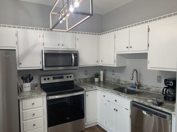 Fridge, microwave, oven, stovetop - Center of Madison , Near bridge street , Dublin Park (Madison)