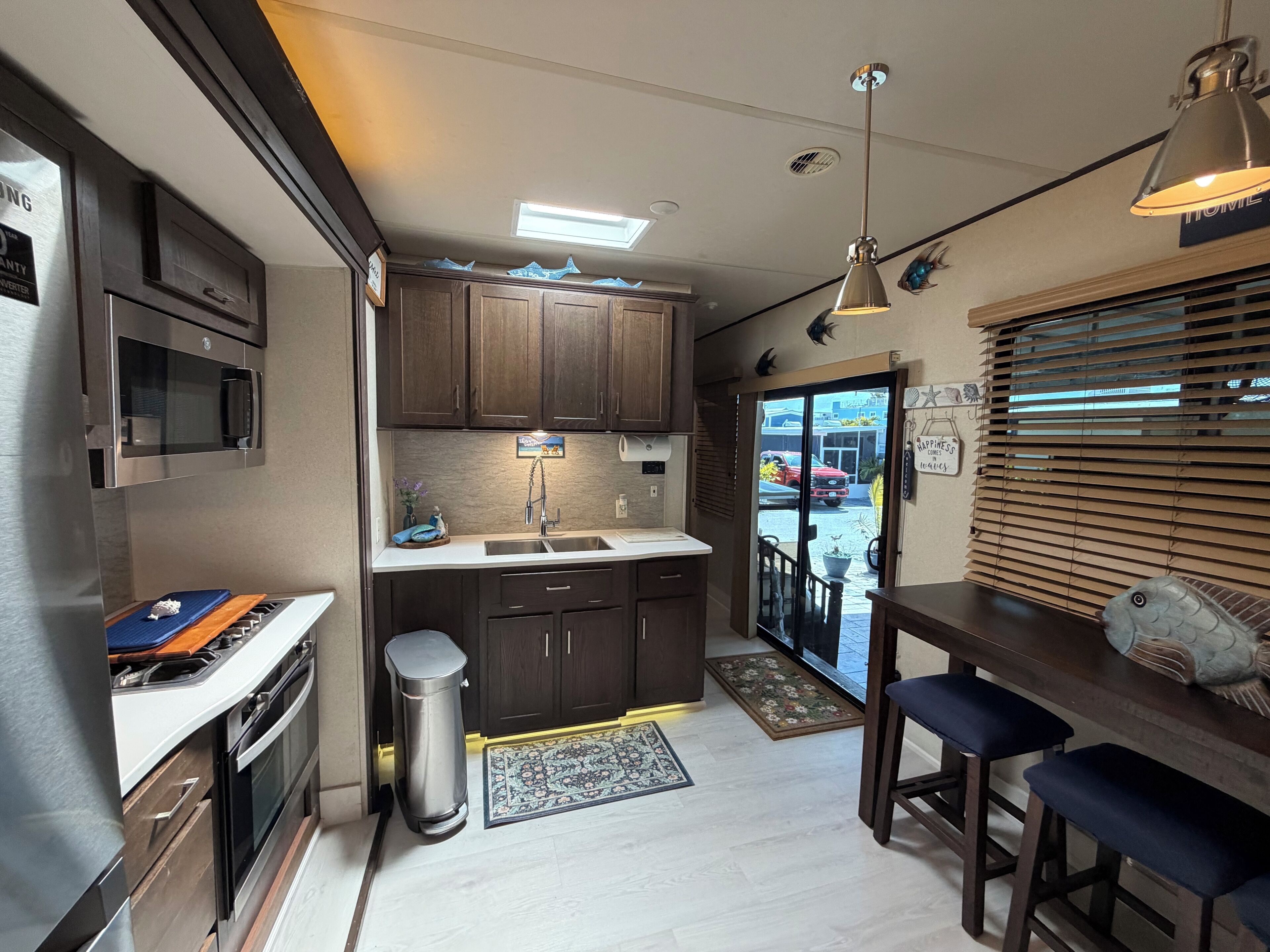 Kjøleskap, mikrobølgeovn, kokeplater og kaffetrakter/tekoker