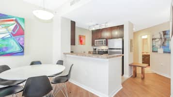 Departamento estándar, 2 habitaciones, acceso a la alberca | Cocina privada | Refrigerador con congelador, microondas, horno y parrilla de estufa