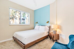 スタンダード アパートメント 2 ベッドルーム プールアクセス | 1 室のベッドルーム、高級寝具、ノートパソコン用作業スペース、アイロン / アイロン台