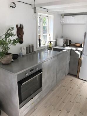 ثلاجة، فرن، موقد طهي مسطح، ماكينة لصنع القهوة/الشاي