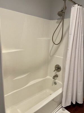 Combined shower/tub, hair dryer, towels