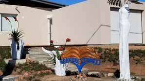 Un bâtiment moderne avec une enseigne portant l’inscription « DANIEL SIDNEY ».