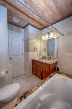 Badewanne, Haartrockner, Handtücher, Seife