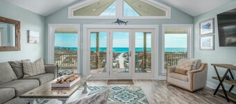 Beachfront Paradise!! Beautiful open floorplan Gulf Shores Beach House