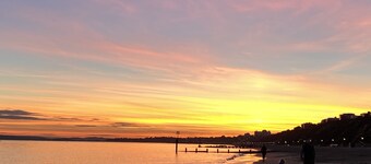 Stylish 1 bed Town Centre Apartment with off site Parking close to beach 