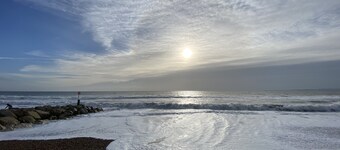 Stylish 1 bed Town Centre Apartment with off site Parking close to beach 