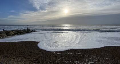 Stylish 1 bed Town Centre Apartment with off site Parking close to beach