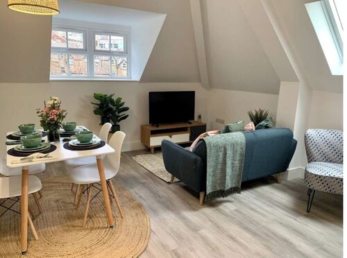 Stylish 1 bed Town Centre Apartment with off site Parking close to beach 