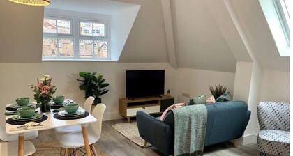 Stylish 1 bed Town Centre Apartment with off site Parking close to beach