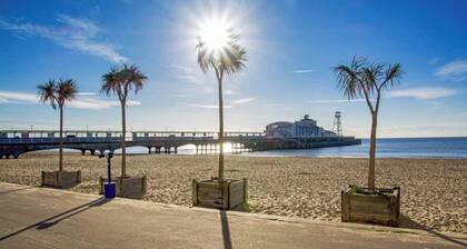 Stylish 1 bed Town Centre Apartment with off site Parking close to beach