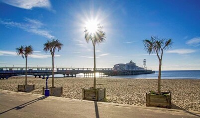 Stylish 1 bed Town Centre Apartment with off site Parking close to beach 