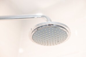 Douche, sèche-cheveux, serviettes fournies, savon