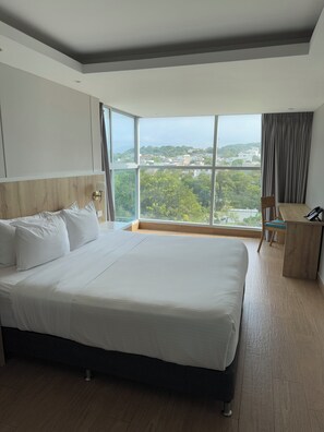 Rom – standard, 1 kingsize-seng, ikke-røyk | Minibar, safe på rommet, skrivebord og skrivebord for bærbar PC