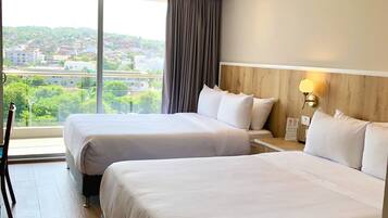 Superior kamer, 2 tweepersoonsbedden, niet-roken | Een minibar, een kluis op de kamer, een bureau, gratis wifi