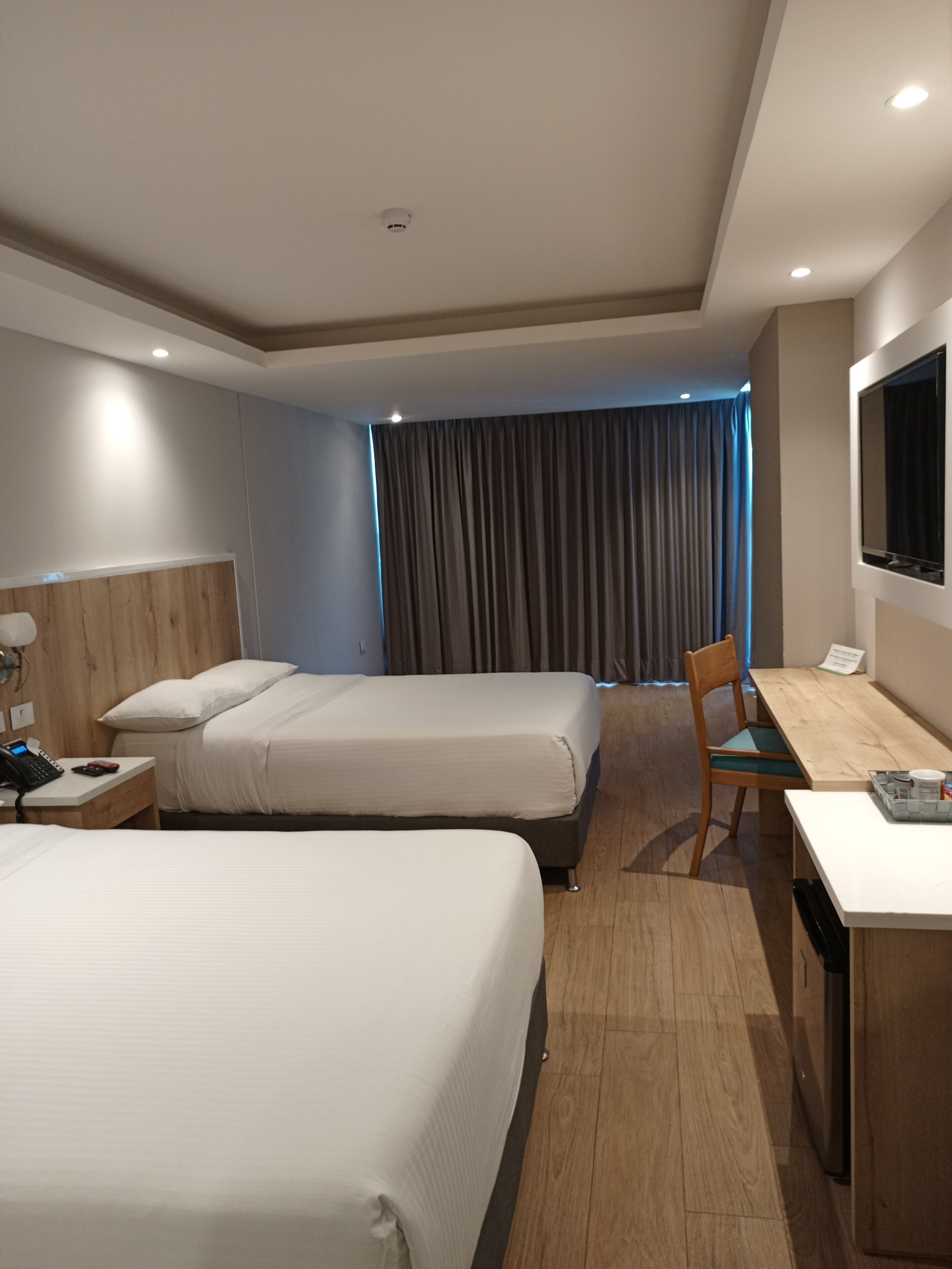 ミニバー、セーフティボックス (室内)、デスク、ノートパソコン用作業スペース