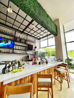 2 bar/ruang istirahat