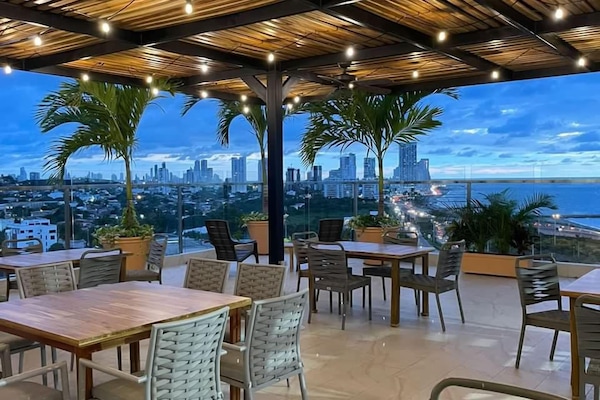 2 bares/lounges