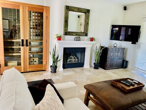 Smart TV, fireplace, books, stereo