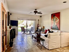 Smart TV, chimenea, libros y estéreo 