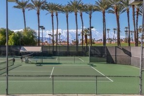 Sport court - Spanish Decor condo with amazing mountain views situated in Desert Falls. (Palm Desert)