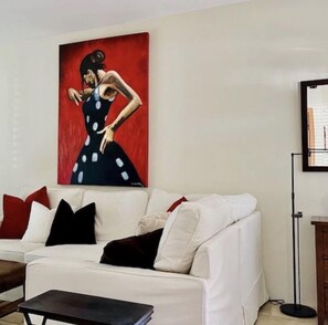 Smart TV, chimenea, libros y estéreo 