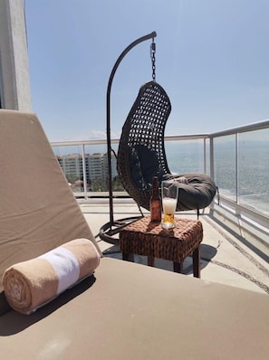 Relax on the balcony with a glass of beer and enjoy the view of the sea and surrounding buildings.