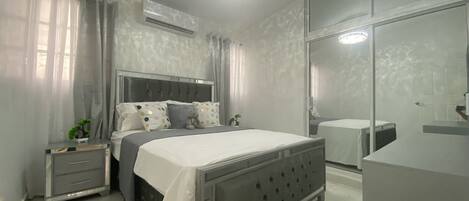 3 Schlafzimmer, Zimmersafe, Schreibtisch, Bügeleisen/Bügelbrett